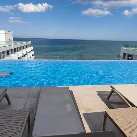 Infinity Roof Pool & *