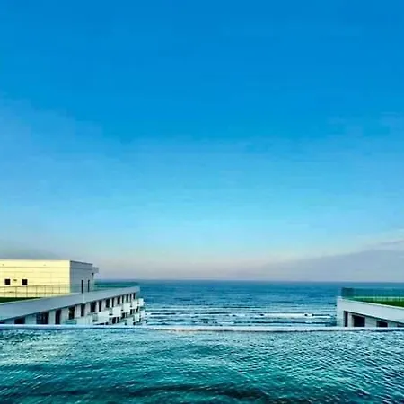 Infinity Roof Pool & *