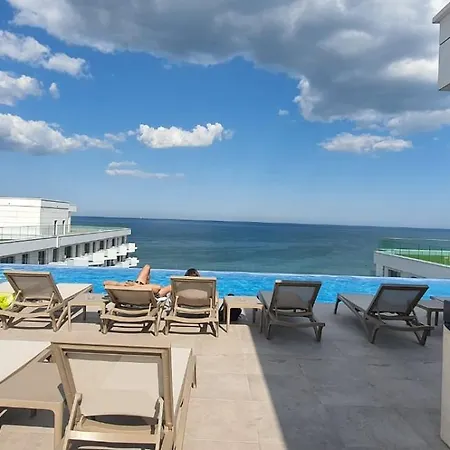Infinity Roof Pool & *